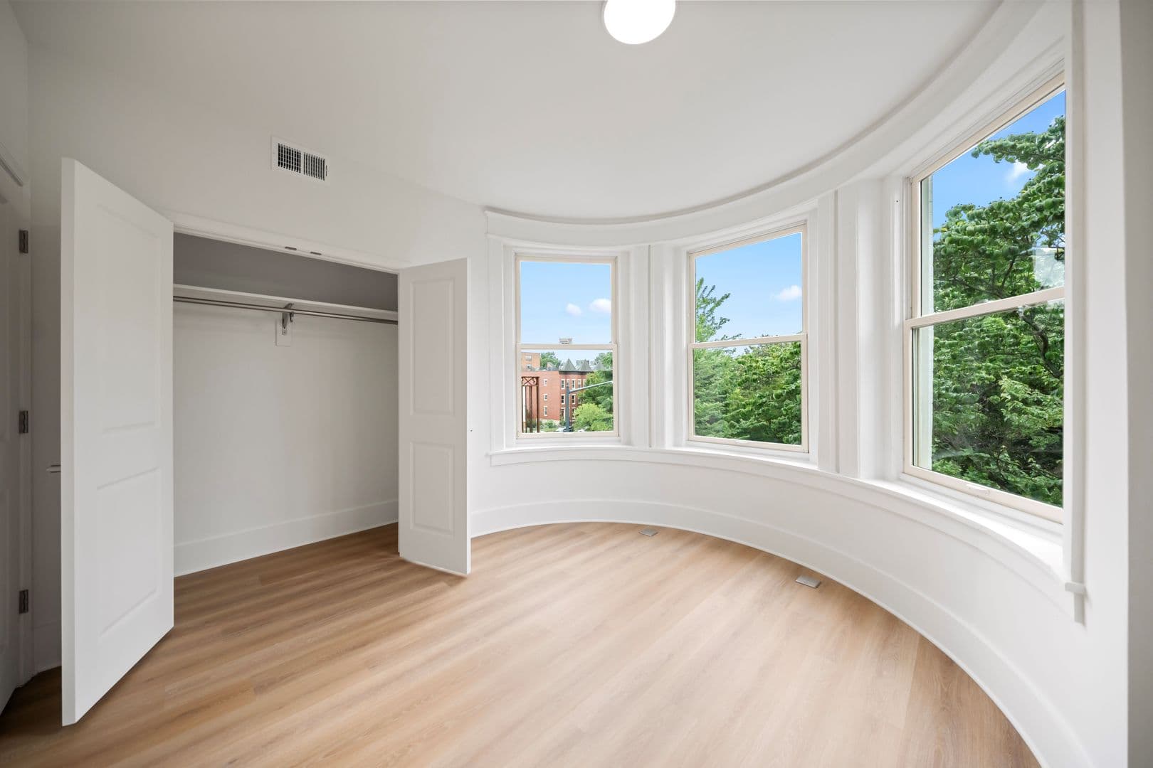 Washington Apartment: 411 2nd St SE