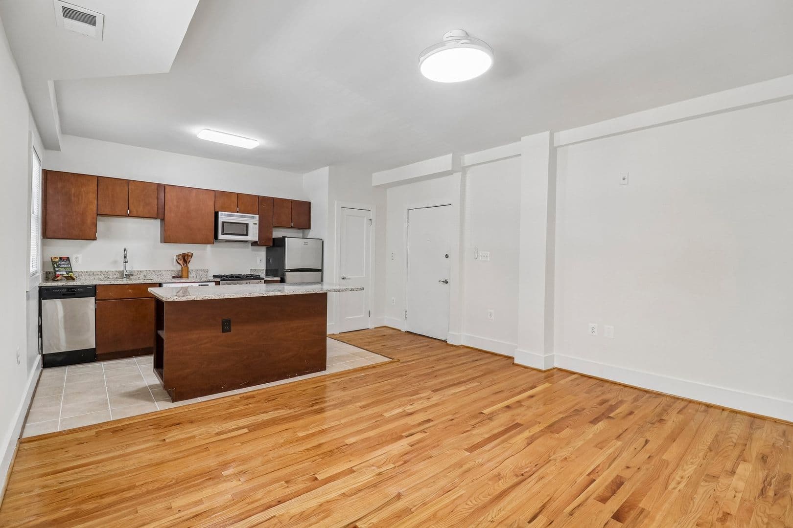 Washington Apartment: 811 Quincy St NW