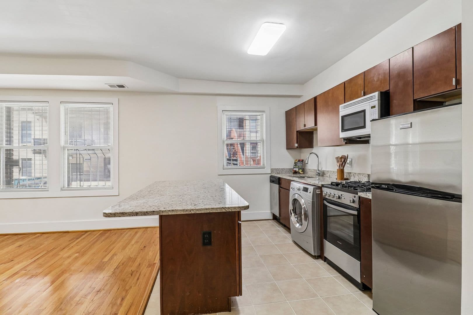Washington Apartment: 811 Quincy St NW