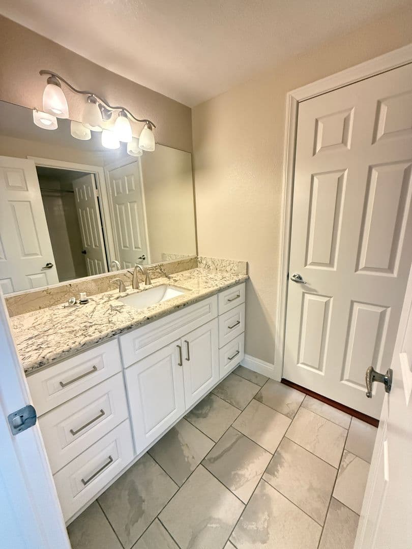 Poway House: 15351 Ridgeview Pl