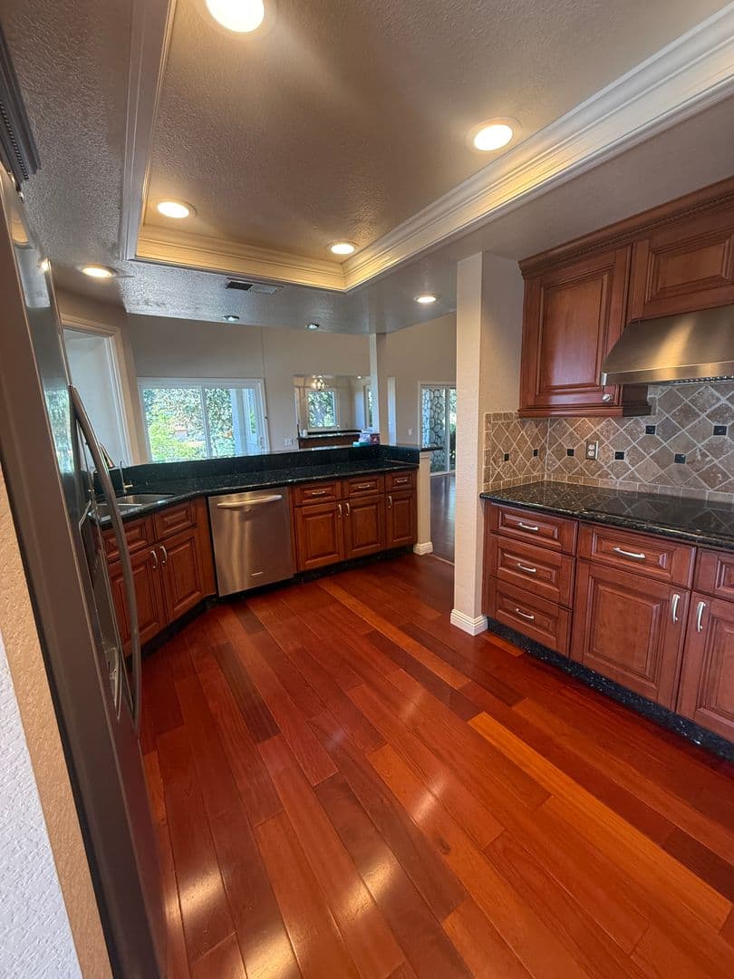 Poway House: 15351 Ridgeview Pl