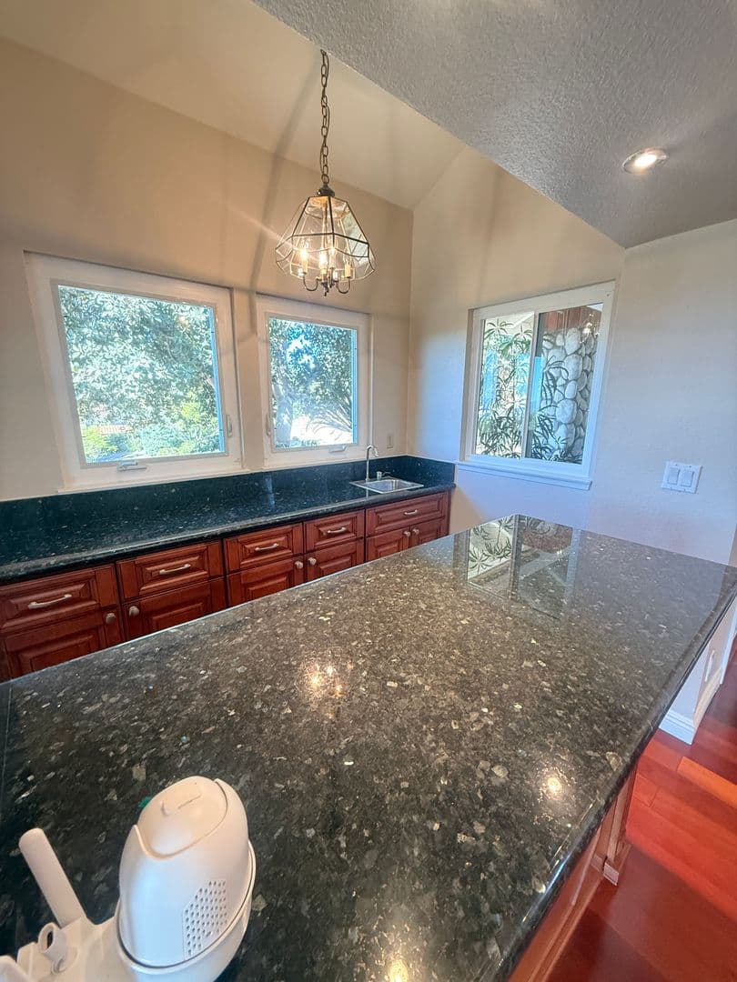 Poway House: 15351 Ridgeview Pl