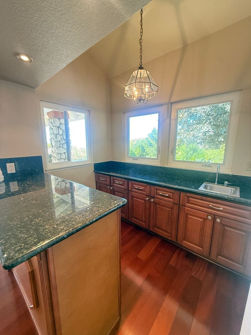 Poway House: 15351 Ridgeview Pl