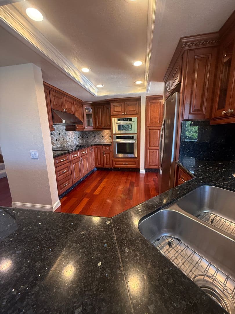 Poway House: 15351 Ridgeview Pl