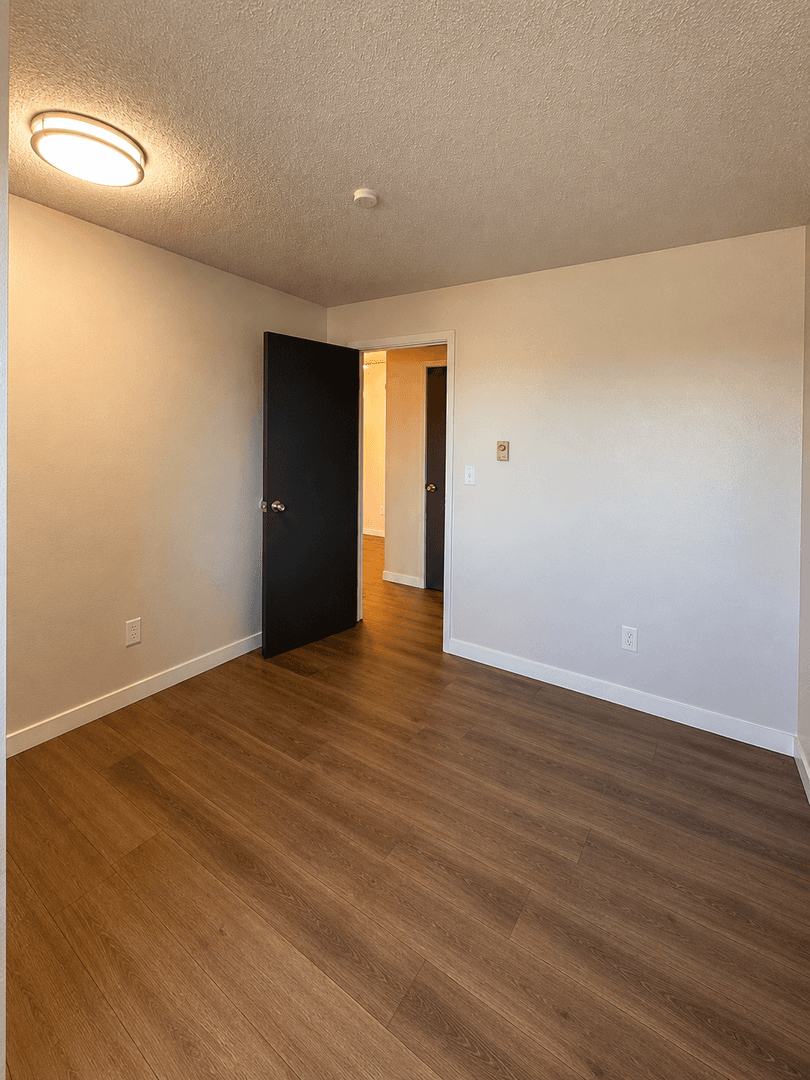Kent Apartment: 705--717 State Ave N