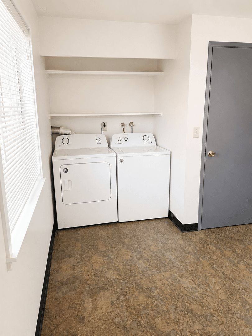 Kent Apartment: 703 Woodford Ave N