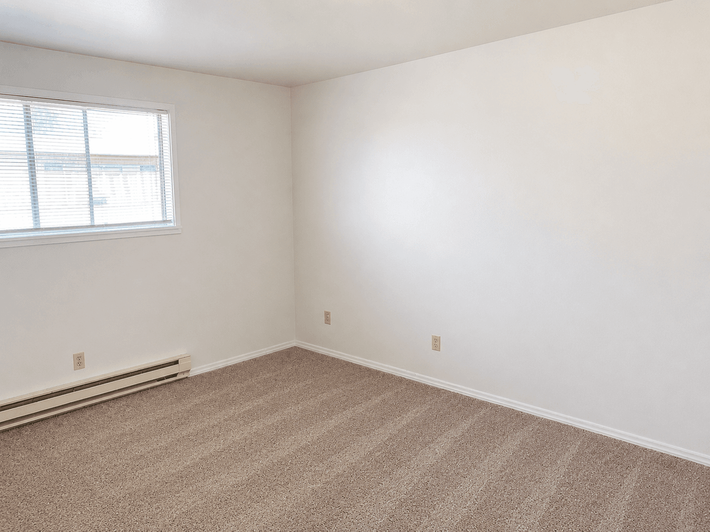 Kent Apartment: 703 Woodford Ave N