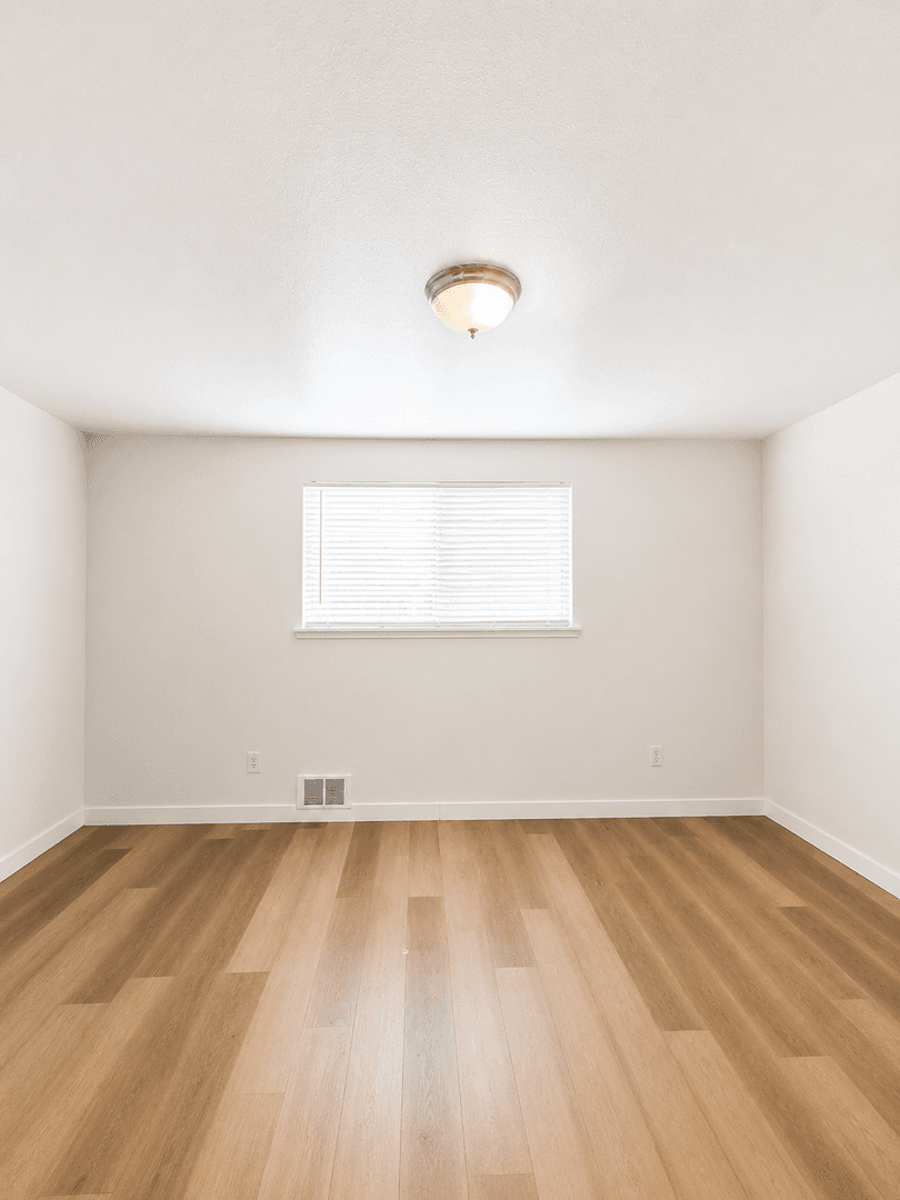 Kent Apartment: 703 Woodford Ave N
