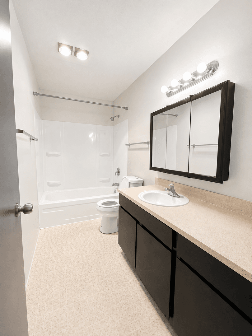 Renton Apartment: 1064 Kirkland Ave NE