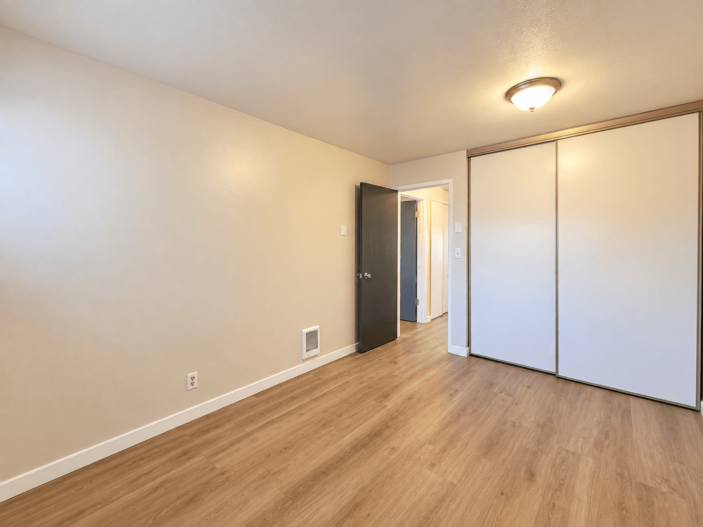Renton Apartment: 1064 Kirkland Ave NE