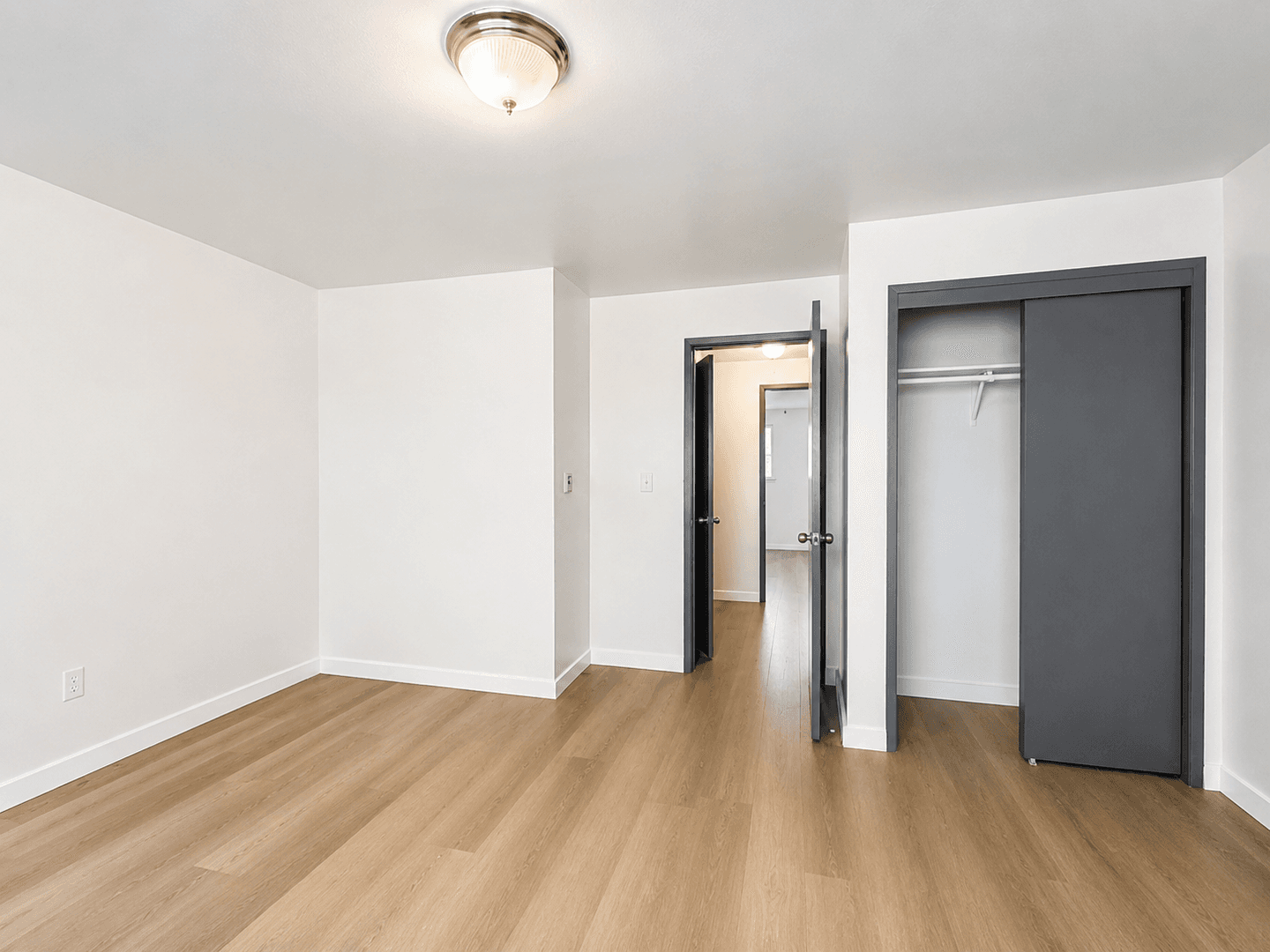 Kent Apartment: 703 Woodford Ave N