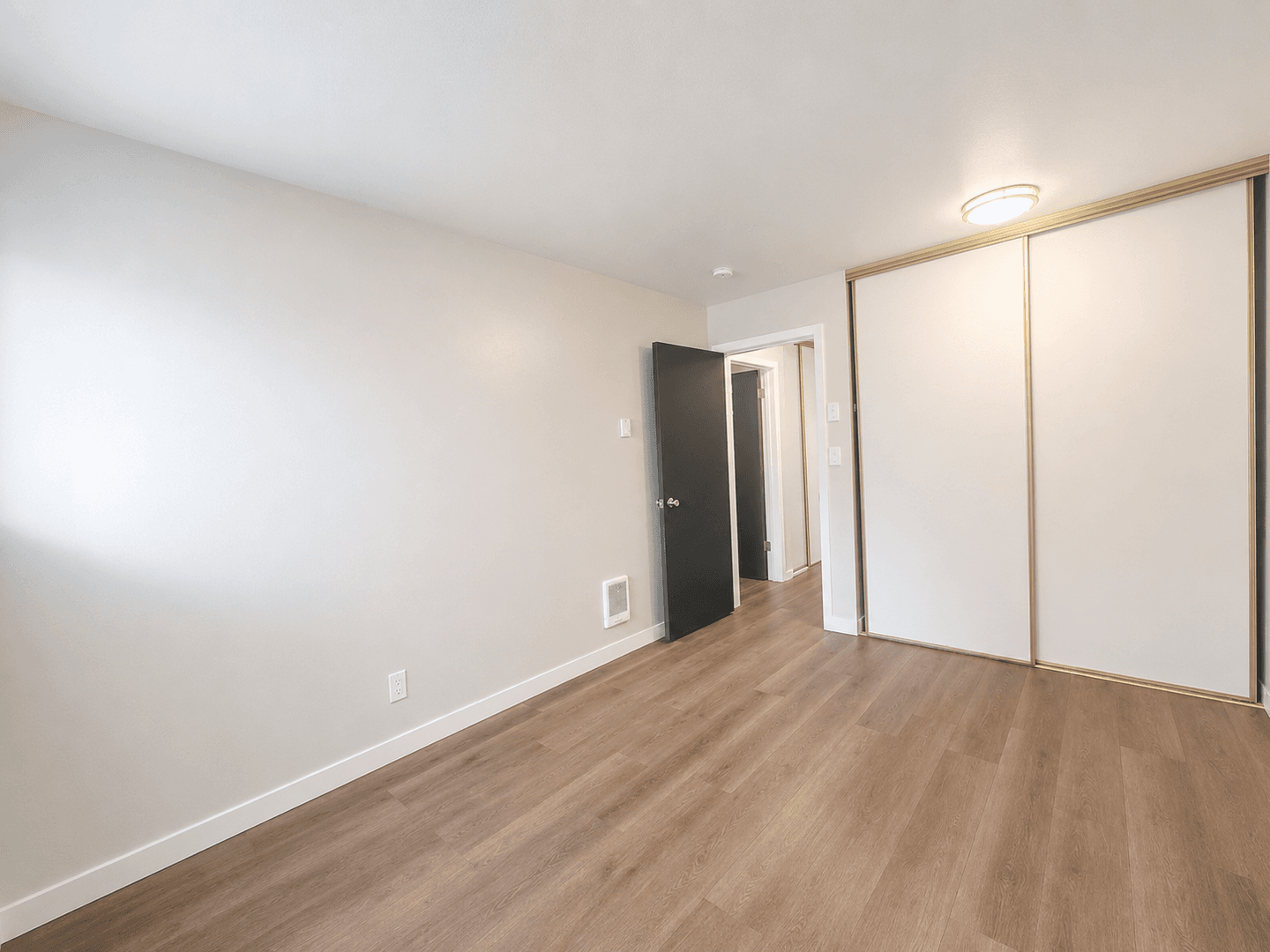 Renton Apartment: 1064 Kirkland Ave NE