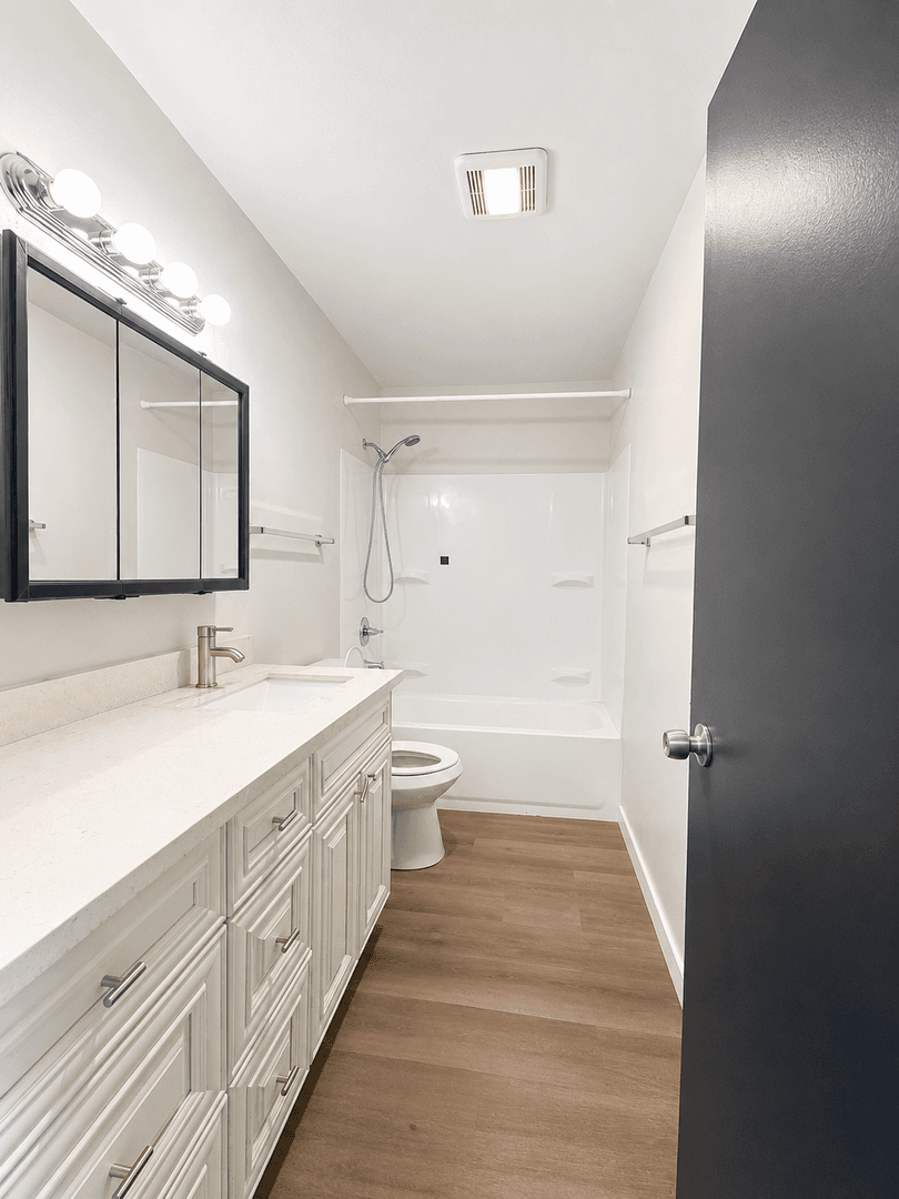 Renton Apartment: 1064 Kirkland Ave NE