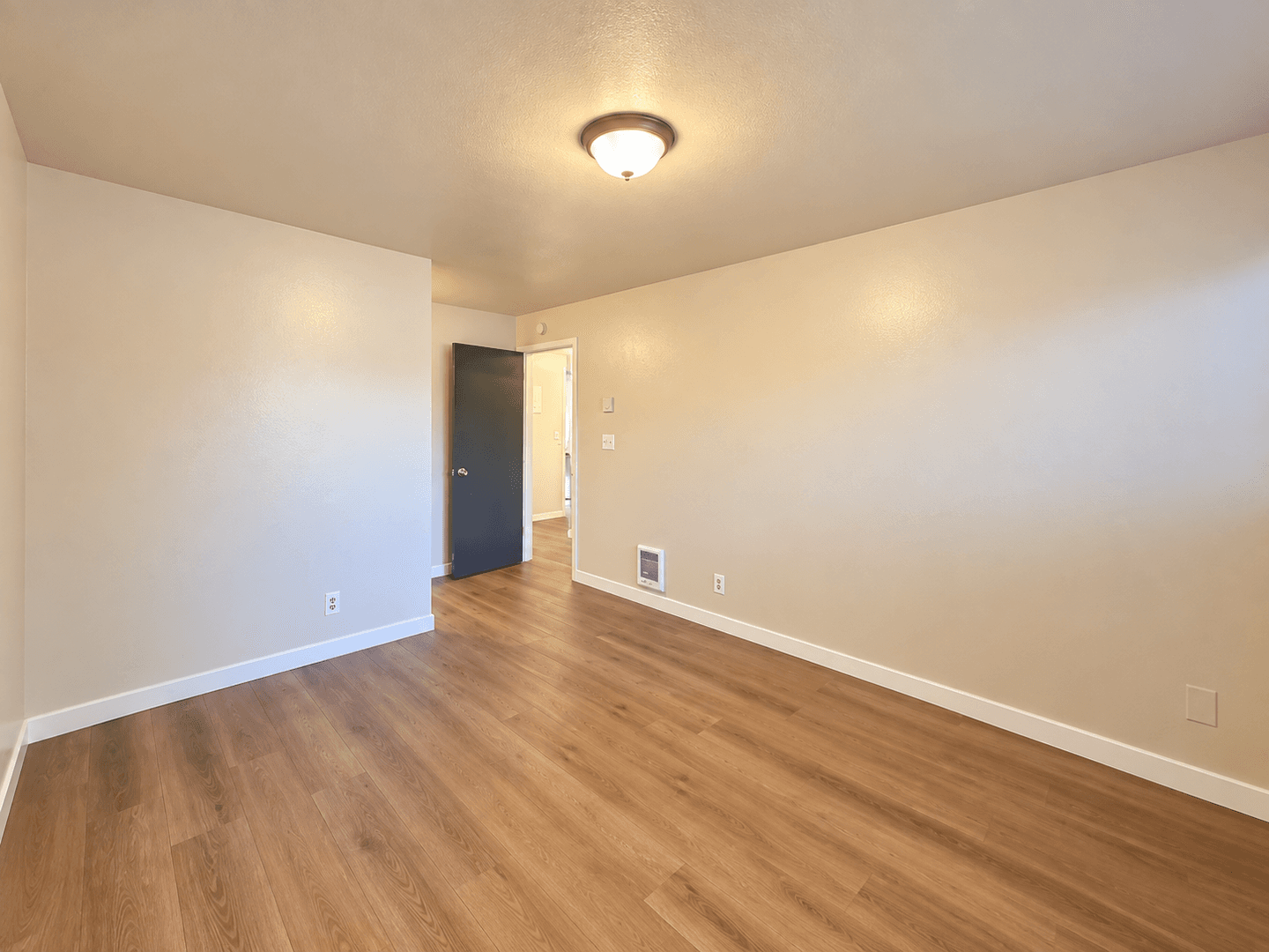 Renton Apartment: 1064 Kirkland Ave NE