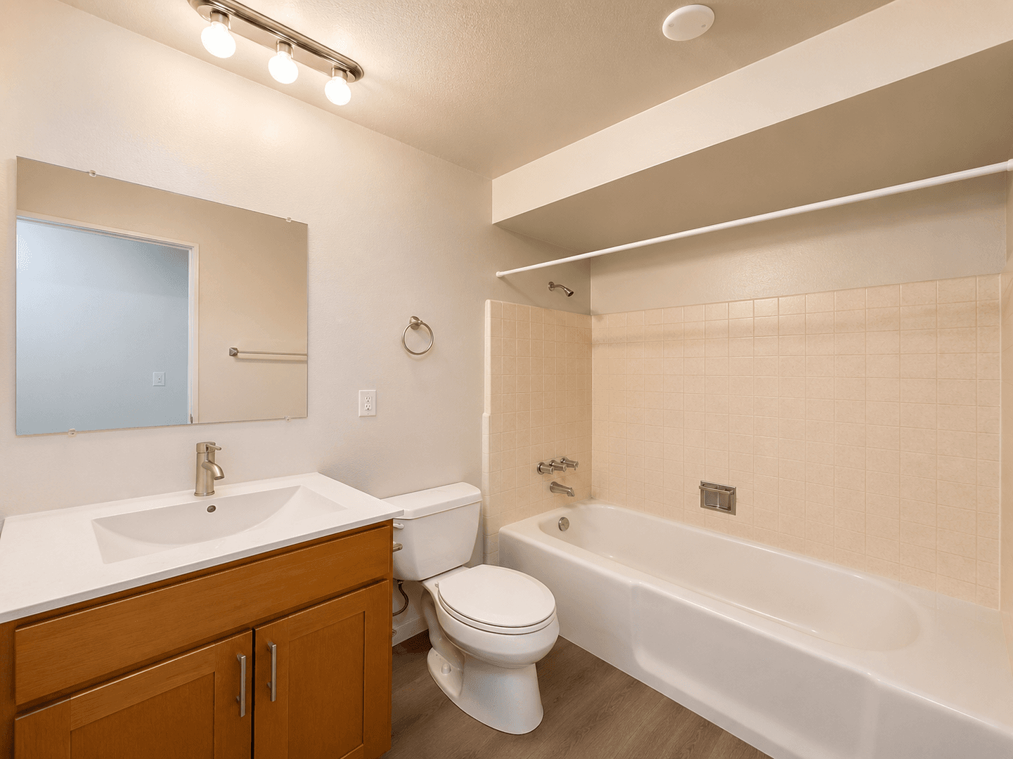 Kent Apartment: 705--717 State Ave N