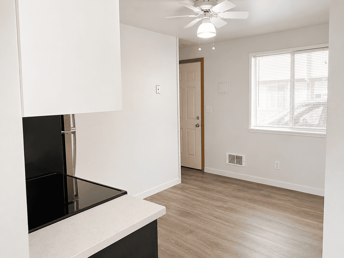 Kent Apartment: 703 Woodford Ave N