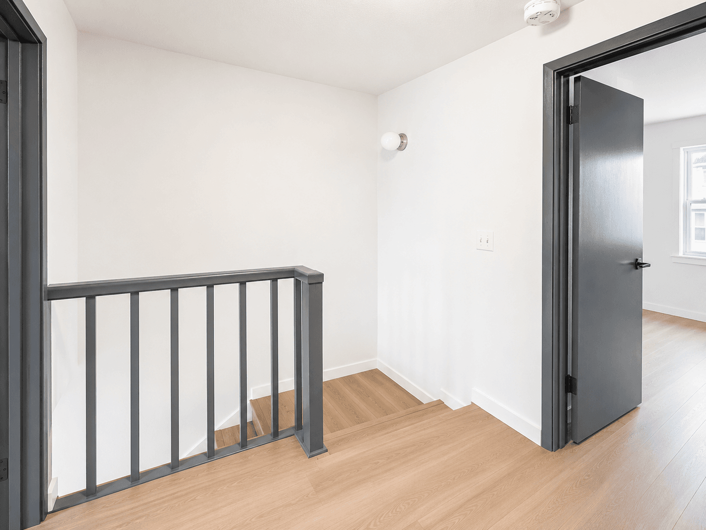Kent Apartment: 703 Woodford Ave N