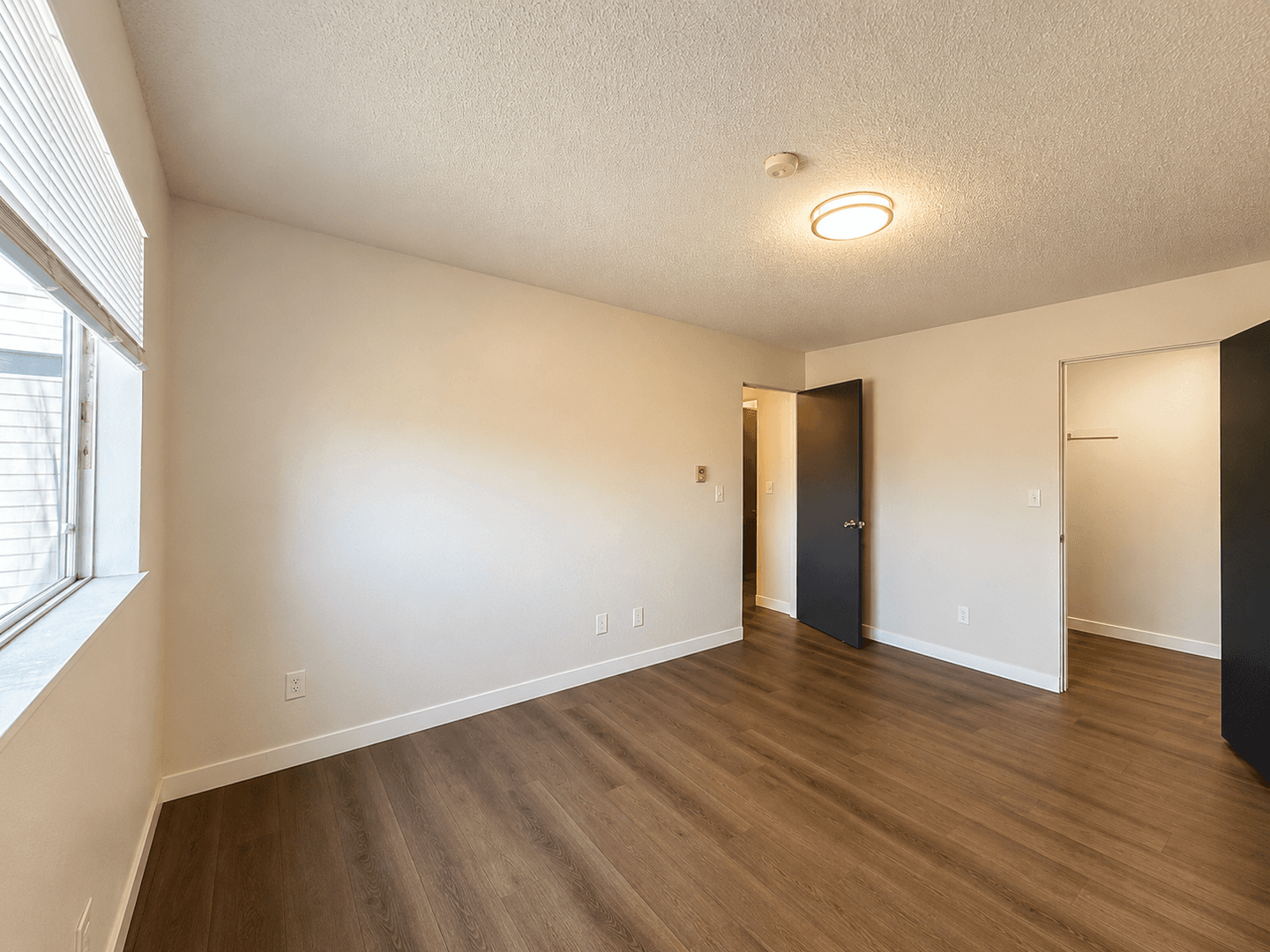 Kent Apartment: 705--717 State Ave N