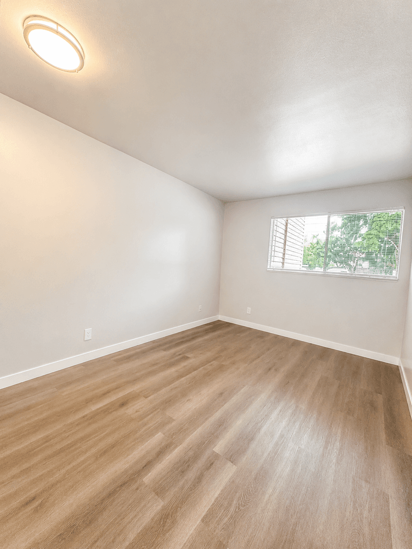 Renton Apartment: 1064 Kirkland Ave NE