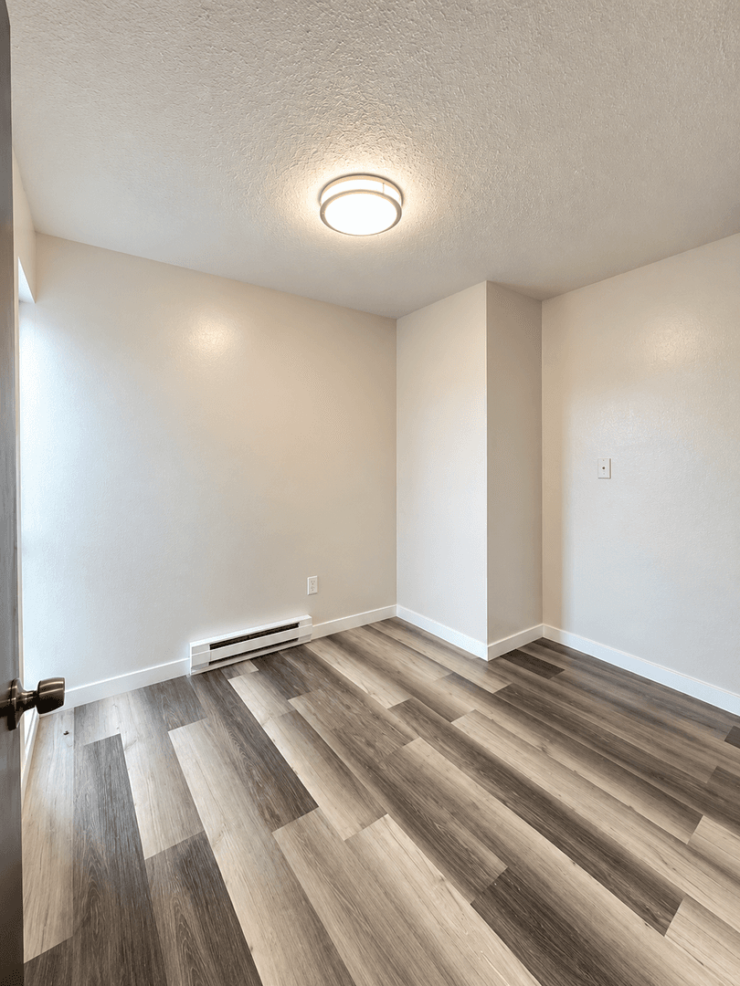 Kent Apartment: 705--717 State Ave N