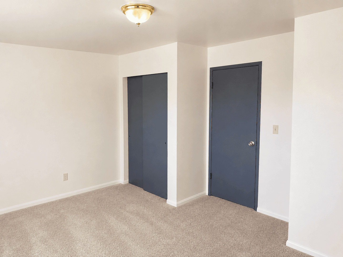Kent Apartment: 703 Woodford Ave N