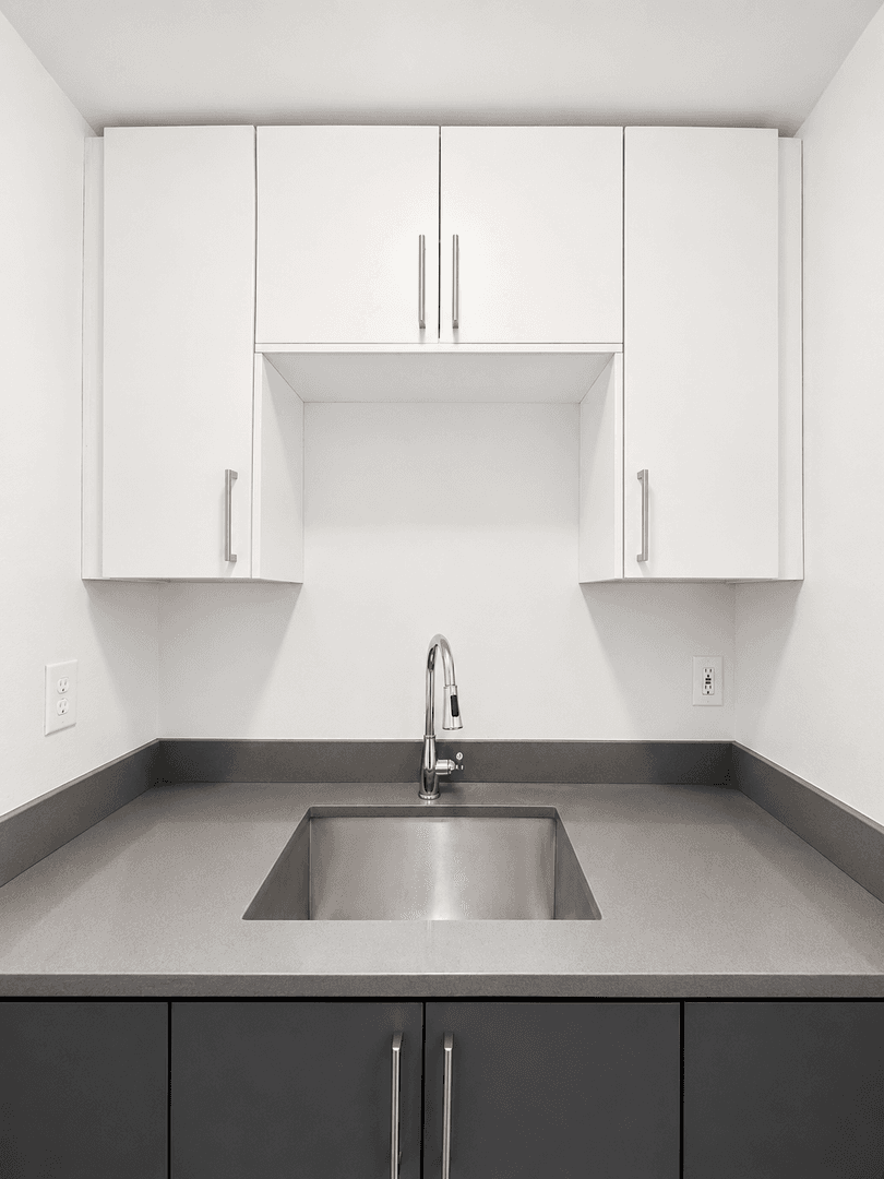 Kent Apartment: 703 Woodford Ave N