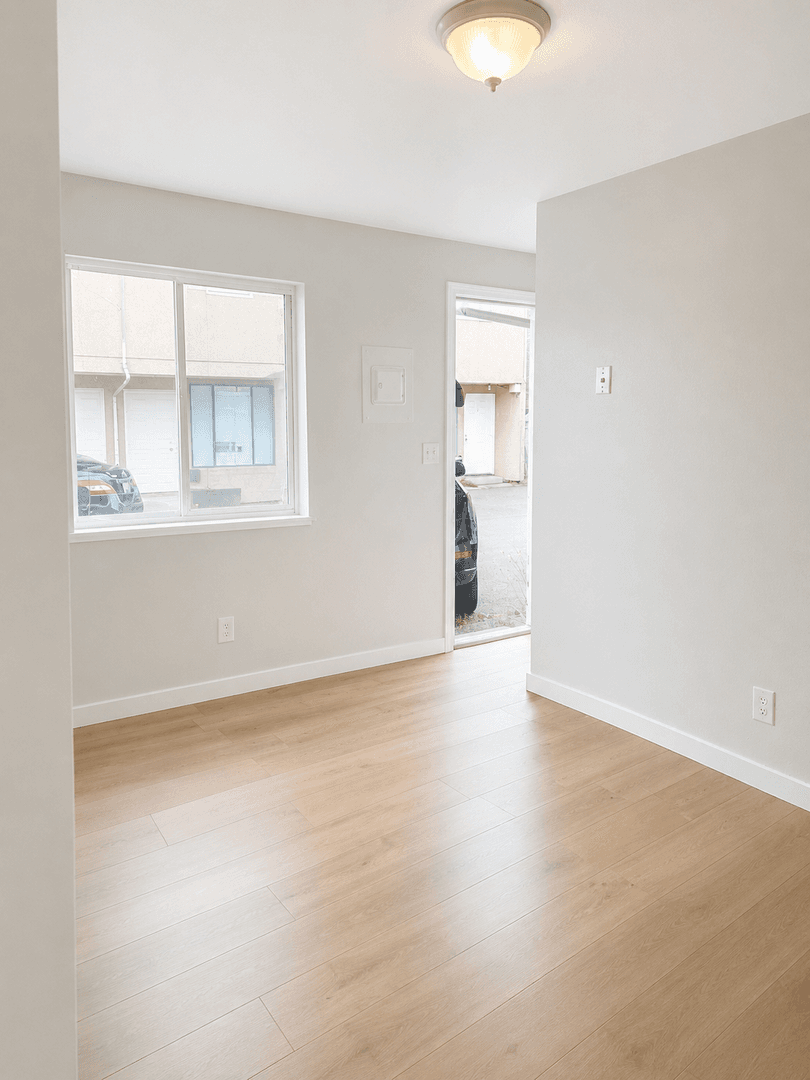 Kent Apartment: 703 Woodford Ave N