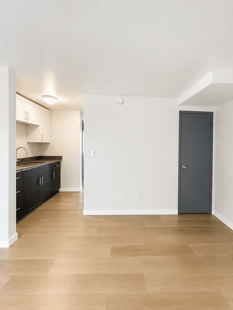 Kent Apartment: 703 Woodford Ave N