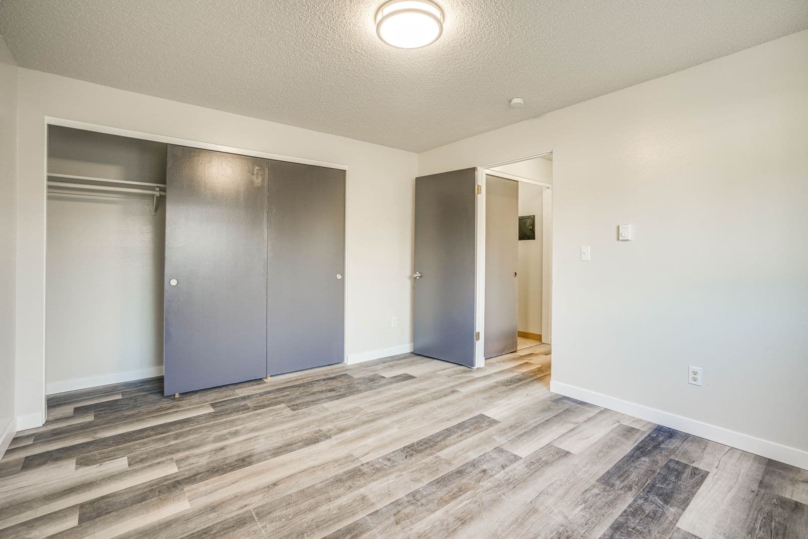 Kent Apartment: 705--717 State Ave N