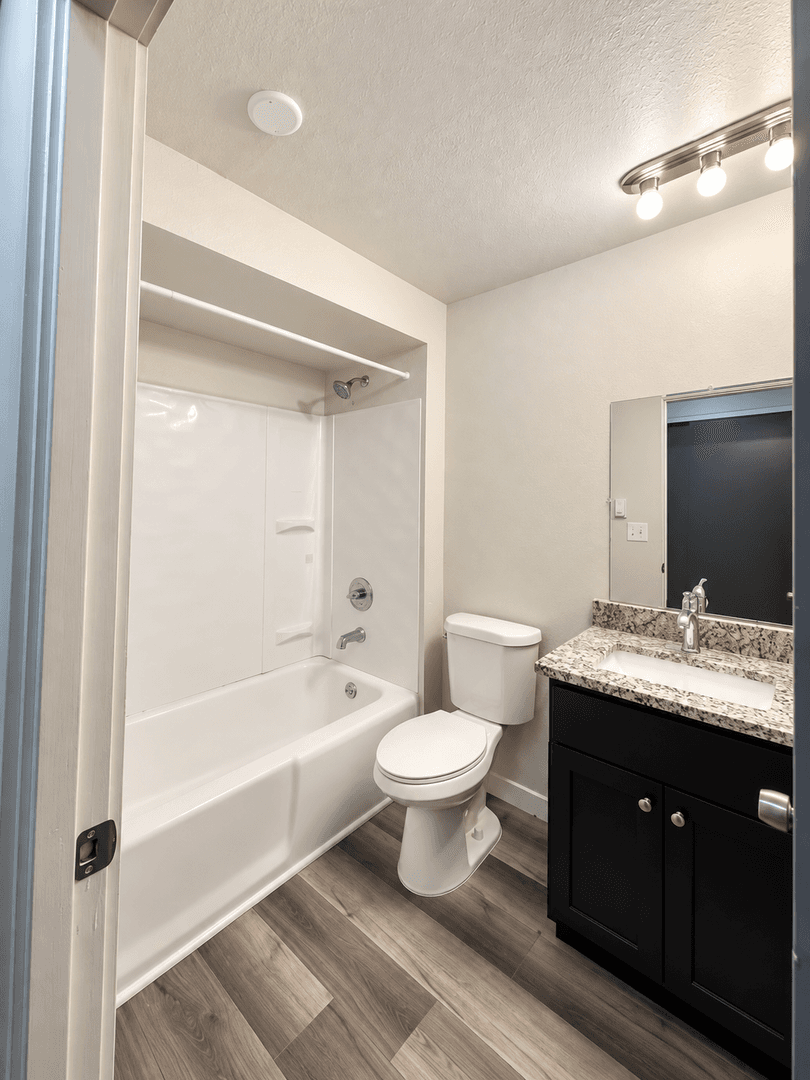Kent Apartment: 705--717 State Ave N