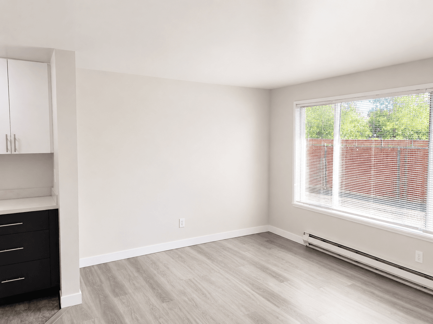Kent Apartment: 703 Woodford Ave N