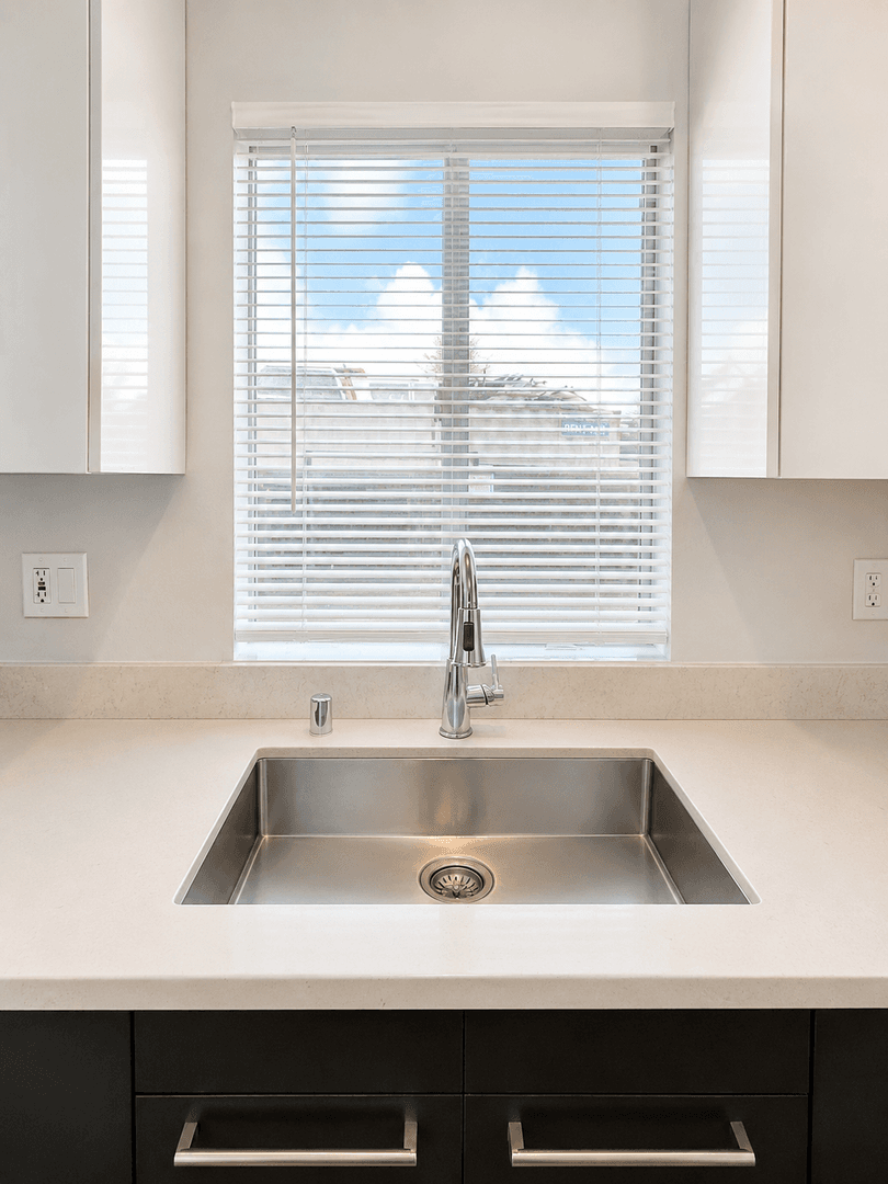 Kent Apartment: 705--717 State Ave N