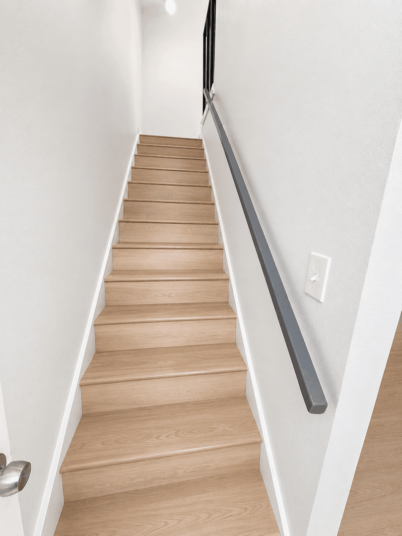 Kent Apartment: 703 Woodford Ave N