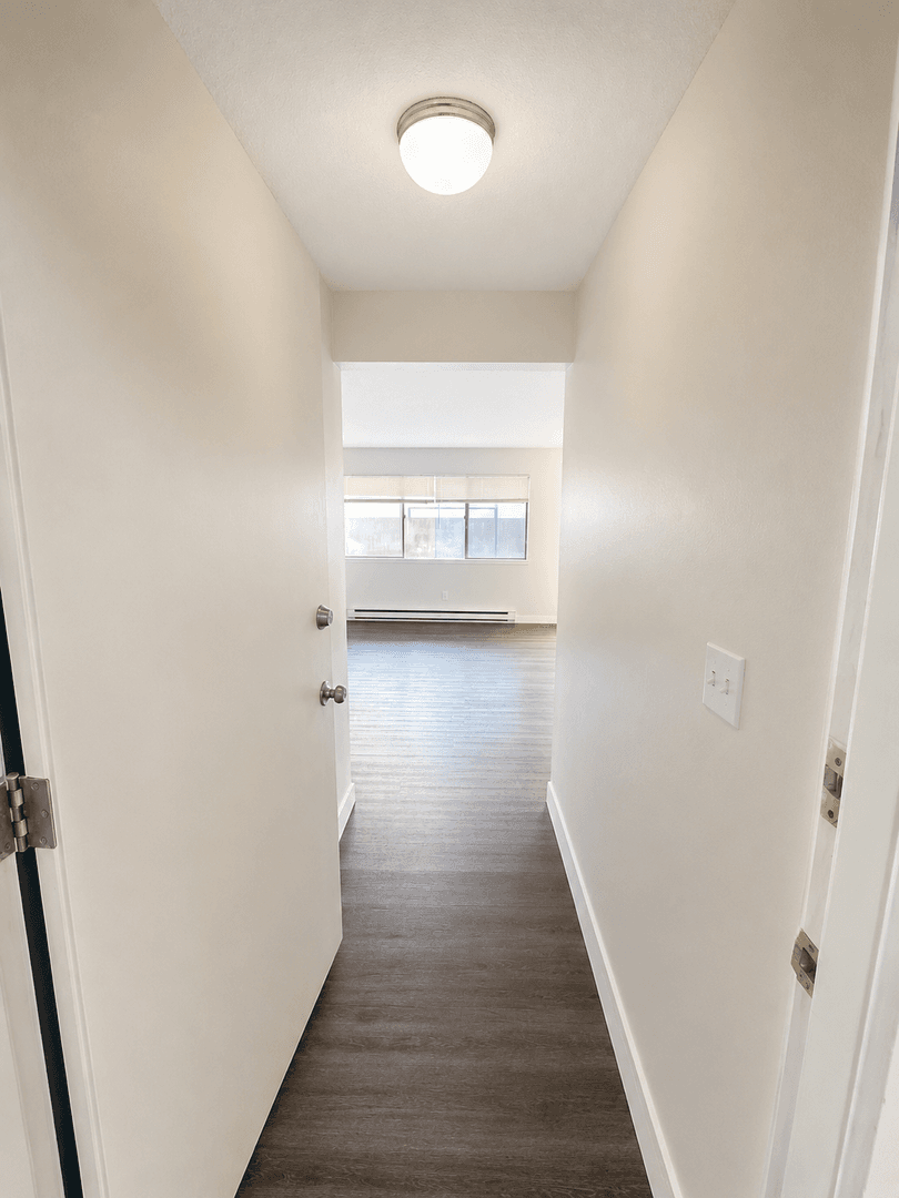 Kent Apartment: 705--717 State Ave N