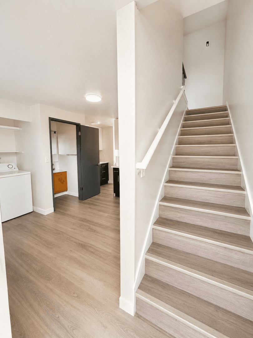 Kent Apartment: 703 Woodford Ave N