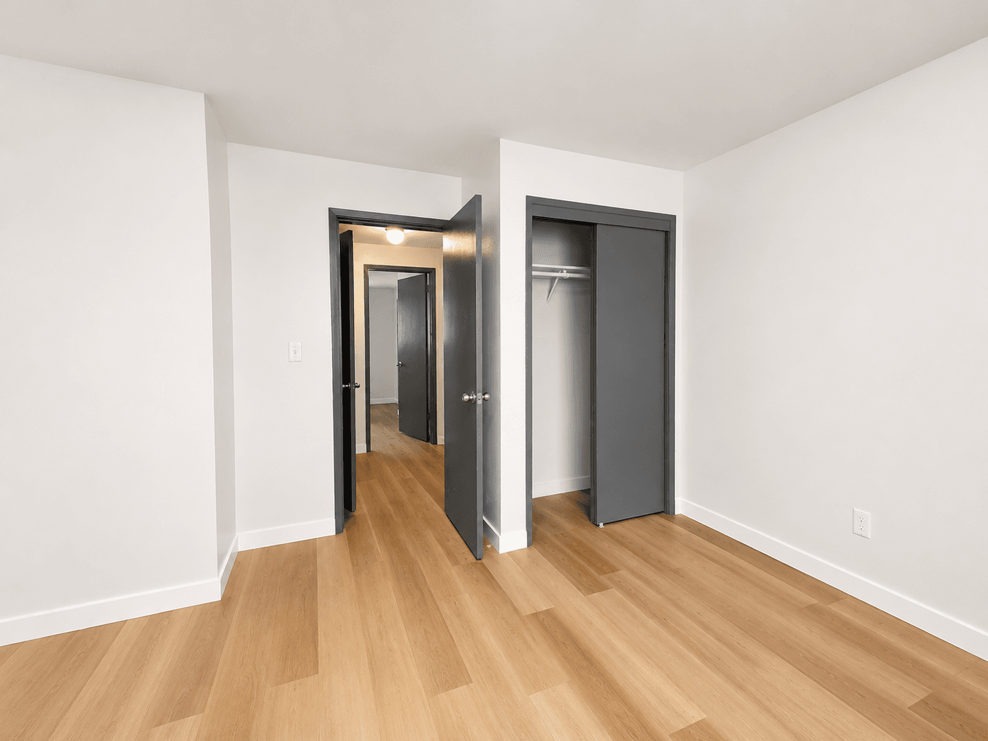 Kent Apartment: 703 Woodford Ave N
