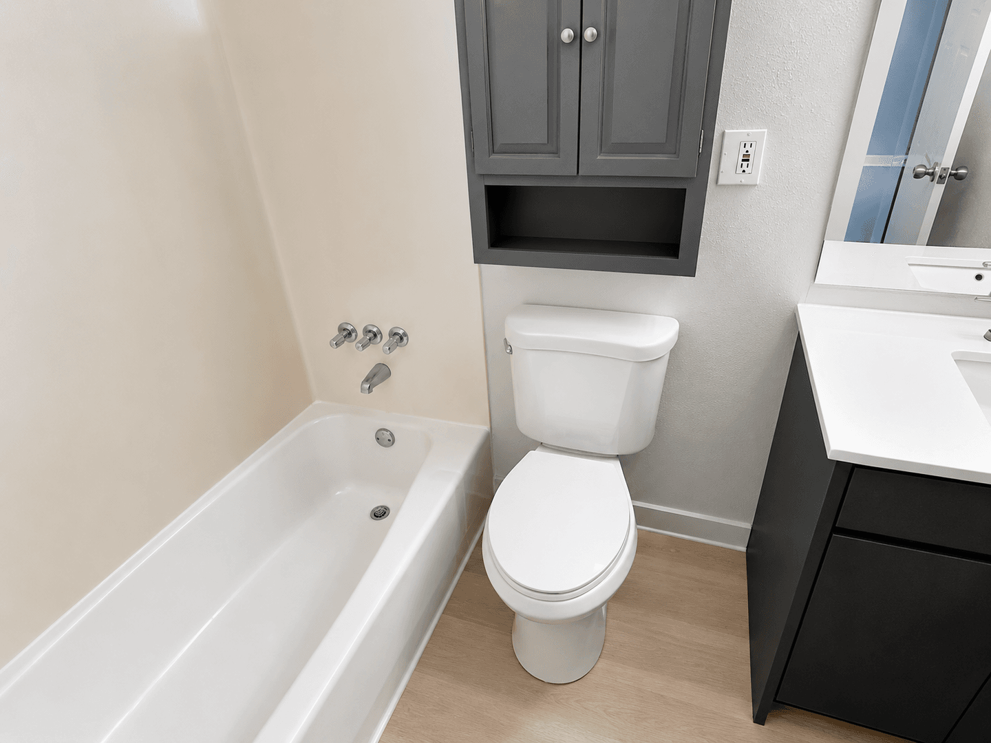 Kent Apartment: 703 Woodford Ave N