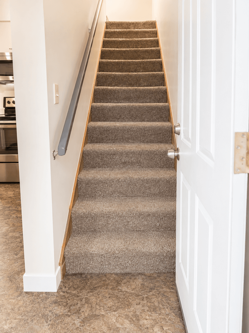 Kent Apartment: 703 Woodford Ave N