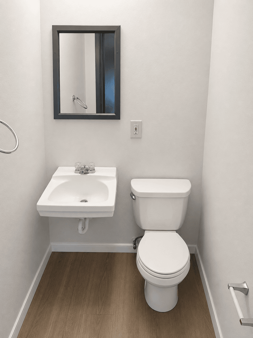 Kent Apartment: 703 Woodford Ave N