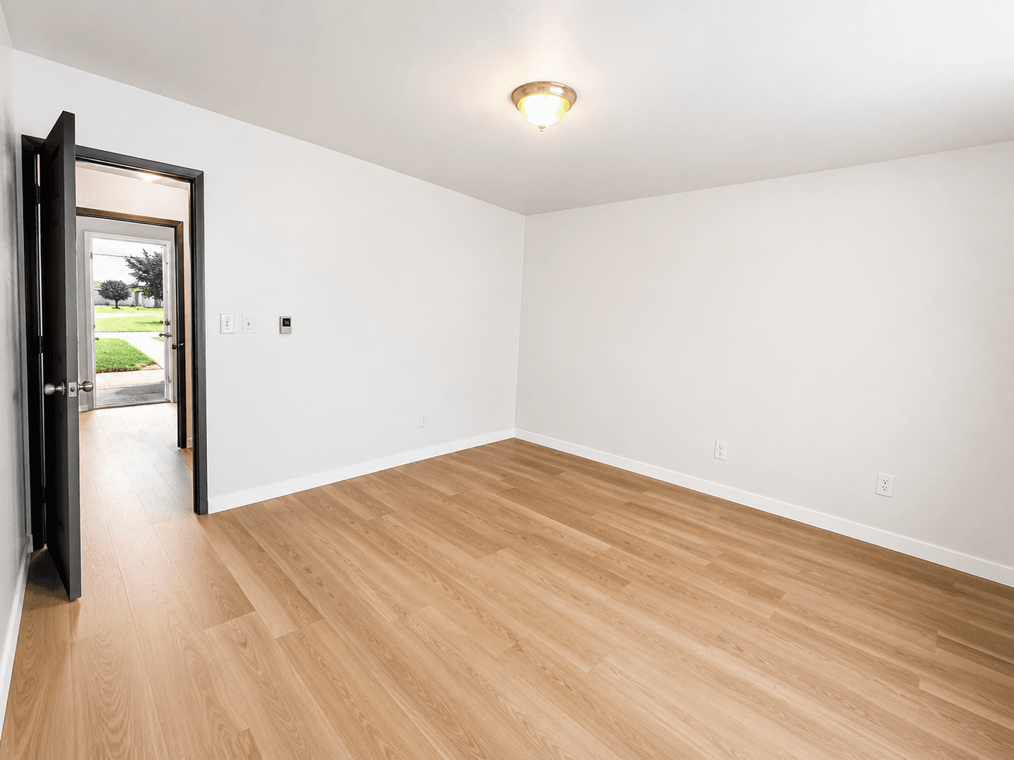 Kent Apartment: 703 Woodford Ave N