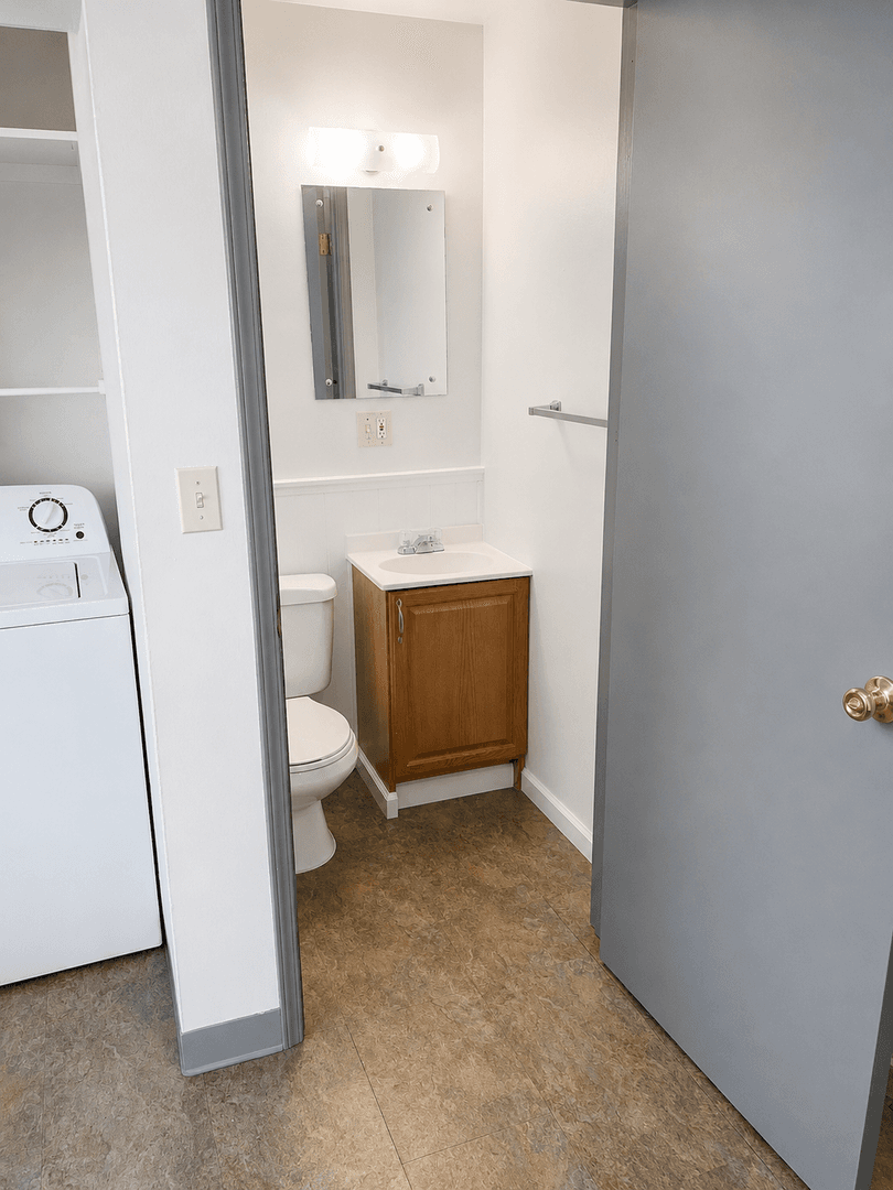 Kent Apartment: 703 Woodford Ave N
