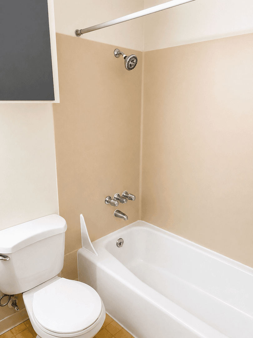 Kent Apartment: 703 Woodford Ave N