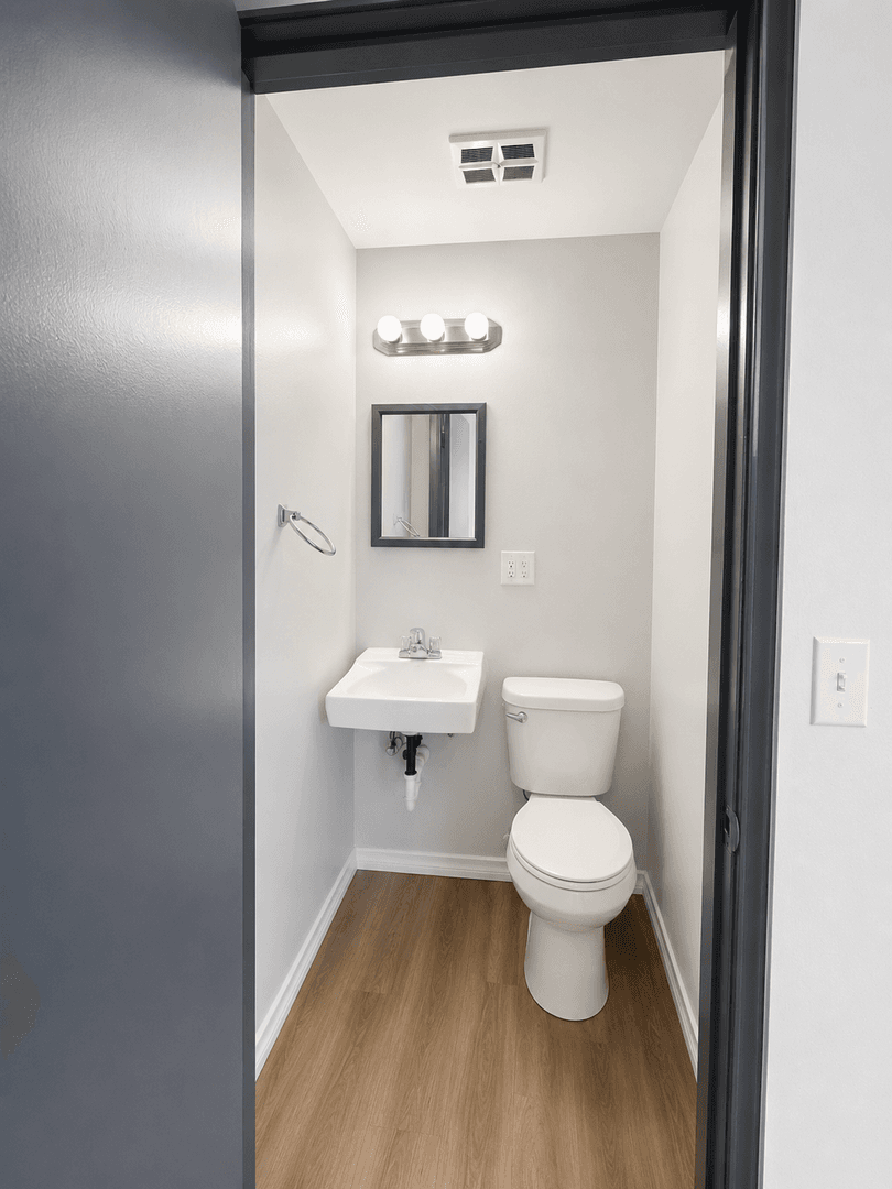Kent Apartment: 703 Woodford Ave N