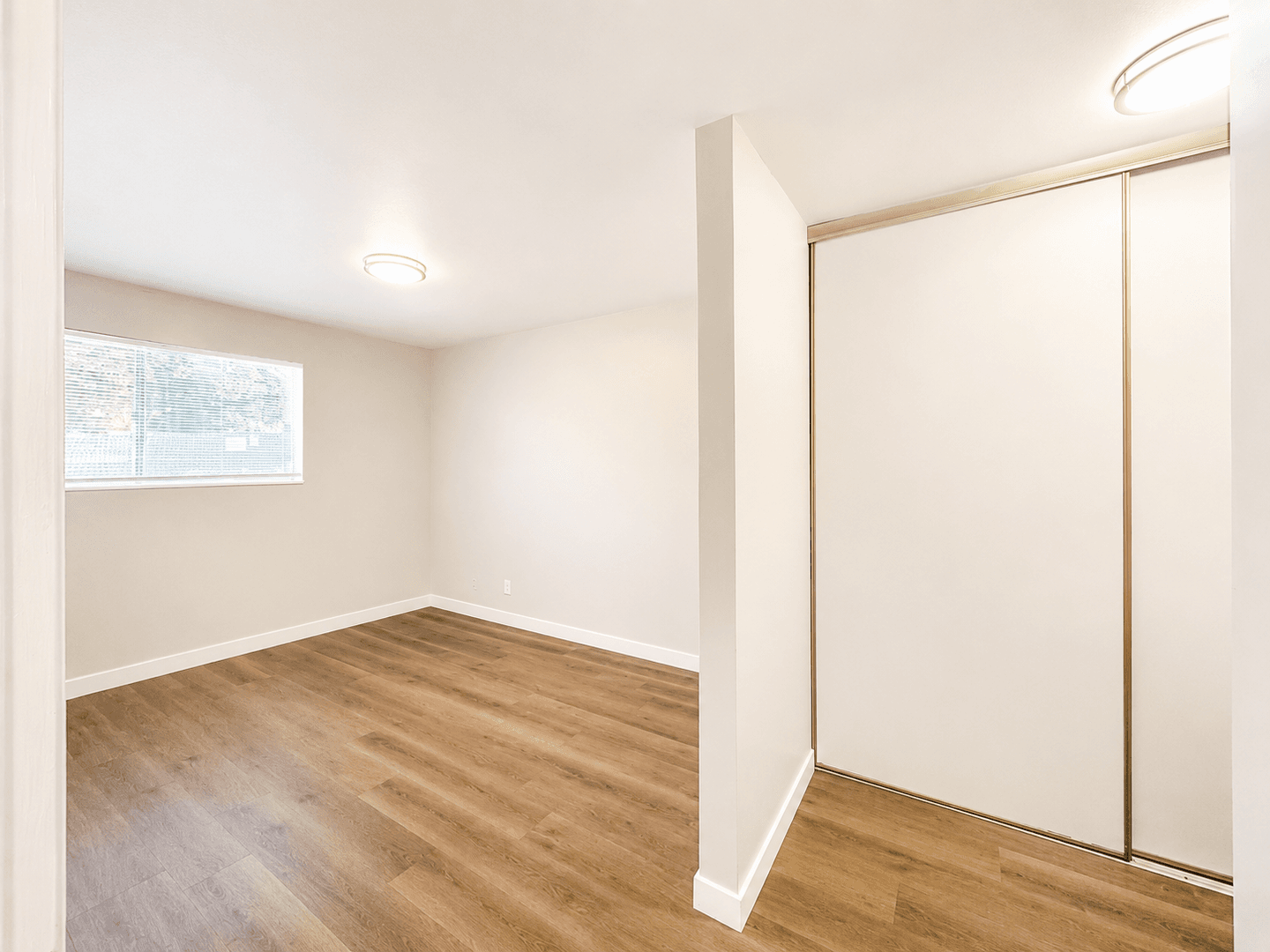 Renton Apartment: 1064 Kirkland Ave NE