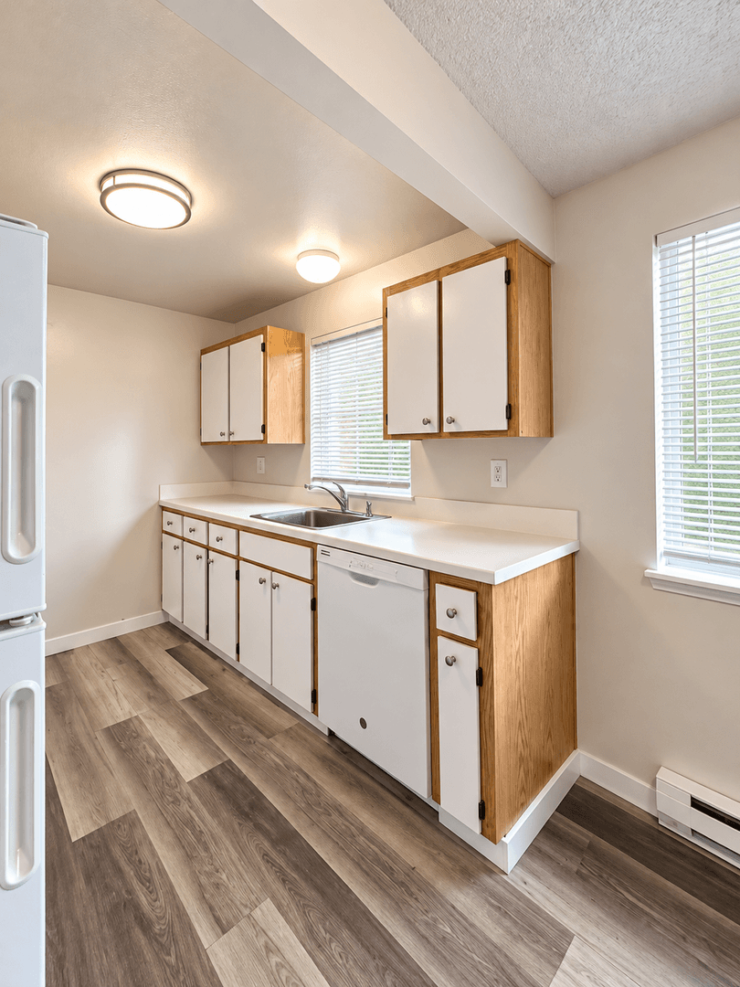 Kent Apartment: 705--717 State Ave N