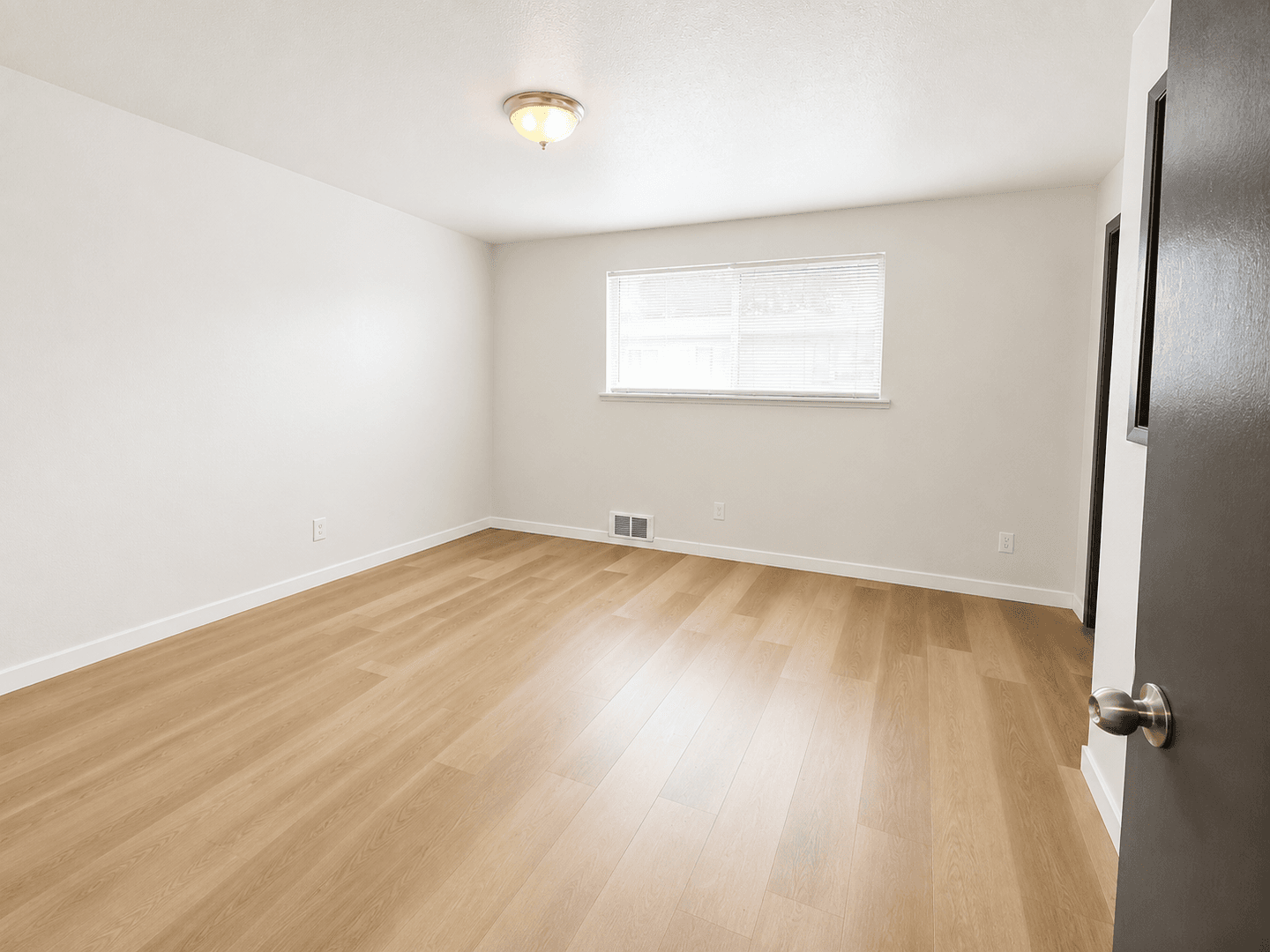 Kent Apartment: 703 Woodford Ave N