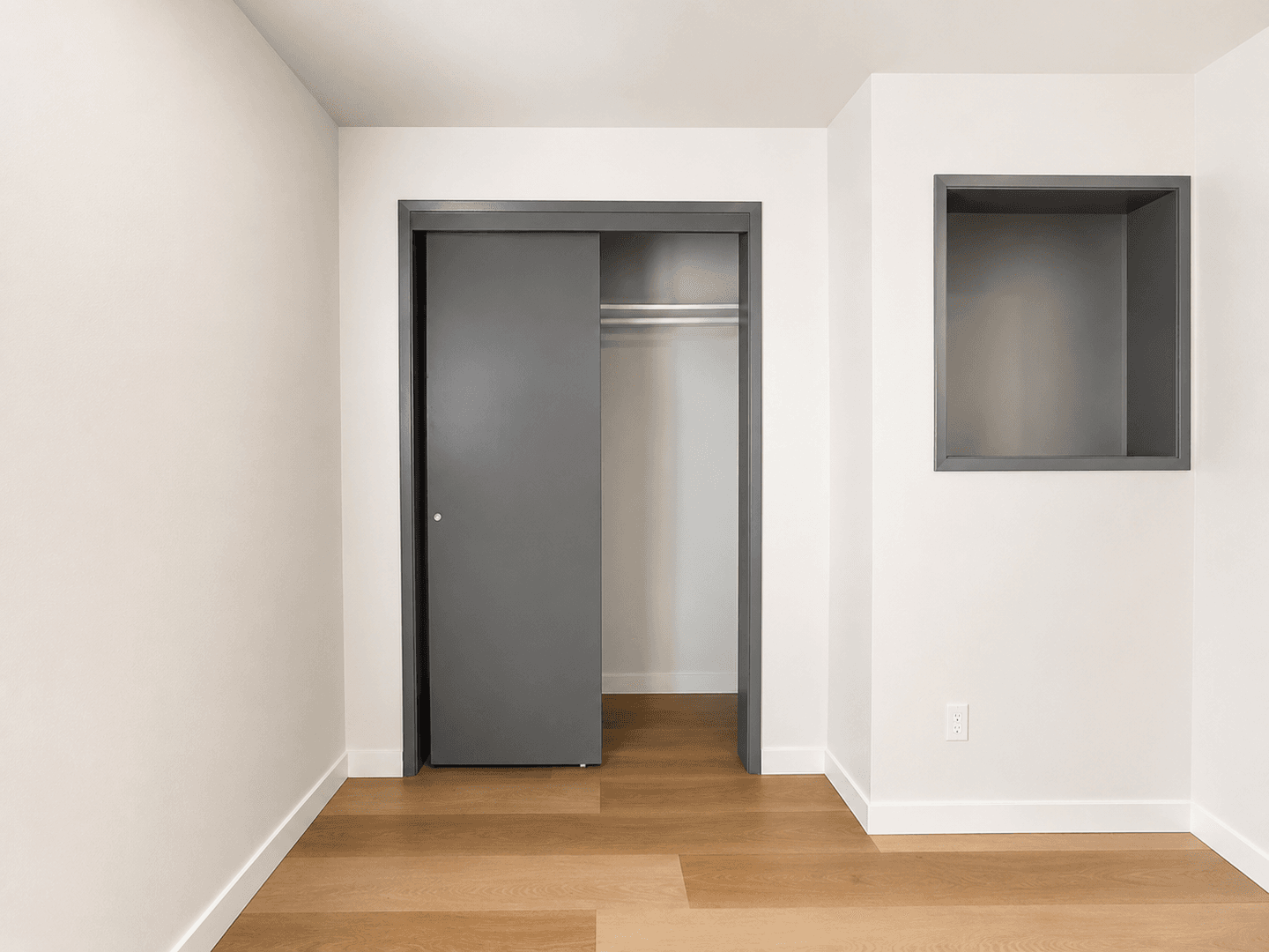 Kent Apartment: 703 Woodford Ave N