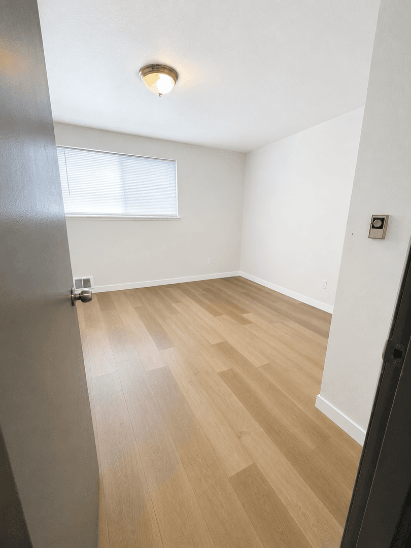 Kent Apartment: 703 Woodford Ave N