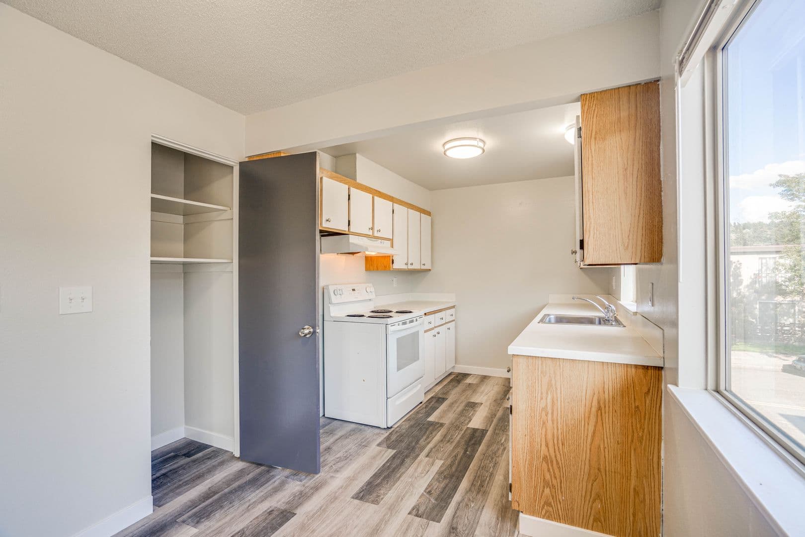Kent Apartment: 705--717 State Ave N