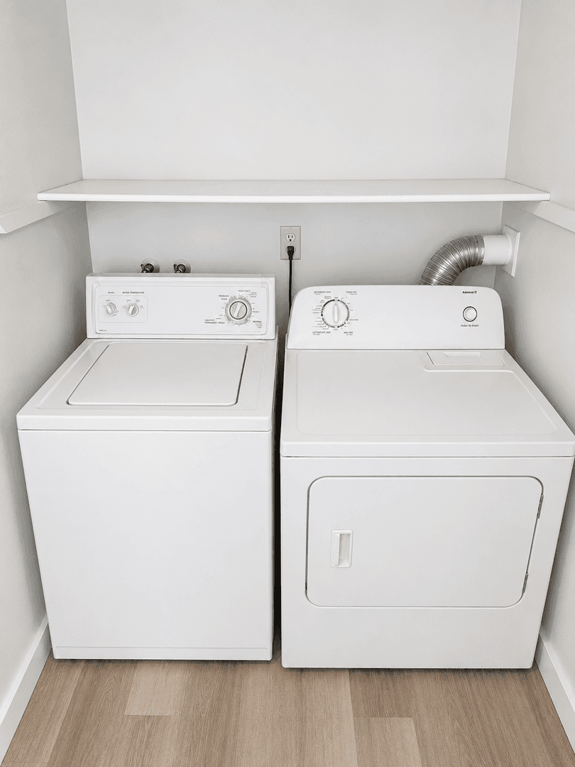 Kent Apartment: 703 Woodford Ave N